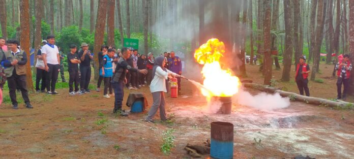 Peserta berpraktik pemadaman api disupervisi seorang pemadam kebakar