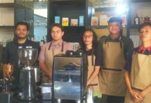 Rendy, Trainer Barista LPT Panghegar berfoto bersama peserta