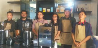 Rendy, Trainer Barista LPT Panghegar berfoto bersama peserta