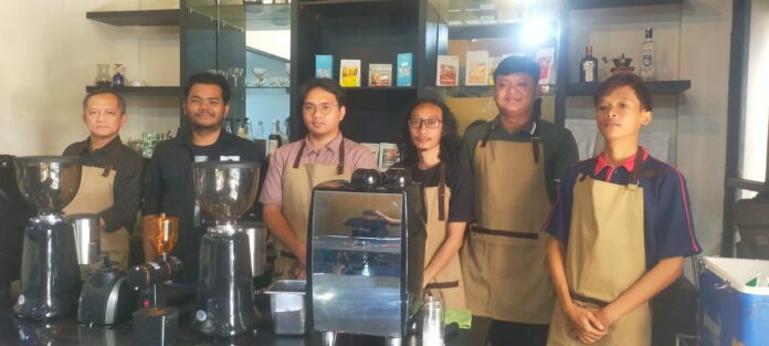 Rendy, Trainer Barista LPT Panghegar berfoto bersama peserta