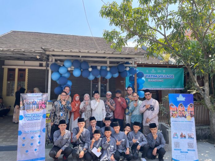 CEO LAZ Abulyatama Indonesia berfoto bersama pengurus dan anak-anak Yatim