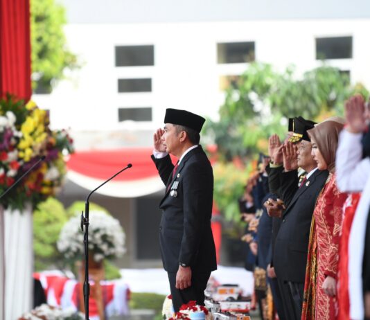 Penjabat Gubernur Jabar memberikan hormat kepada sang saka Merah Putih