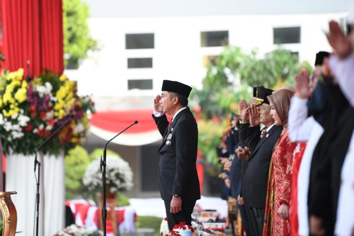 Penjabat Gubernur Jabar memberikan hormat kepada sang saka Merah Putih