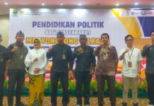 Para wakil pimpinan daerah dan nara sumber berfoto bersama sebelum seminar dillaksanakan