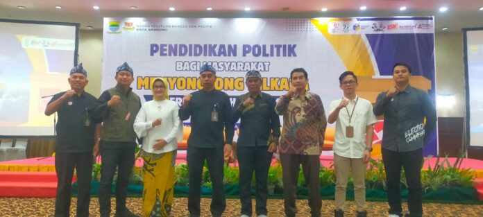 Para wakil pimpinan daerah dan nara sumber berfoto bersama sebelum seminar dillaksanakan