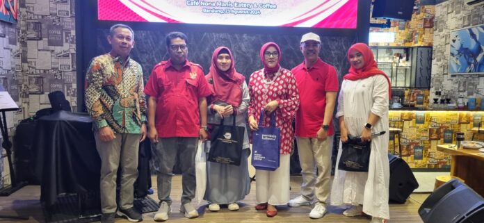 Ketua Dpc fplkp kota Bandung, Zul Ichwan Sy S.kom berfoto bersama tokoh lainnya