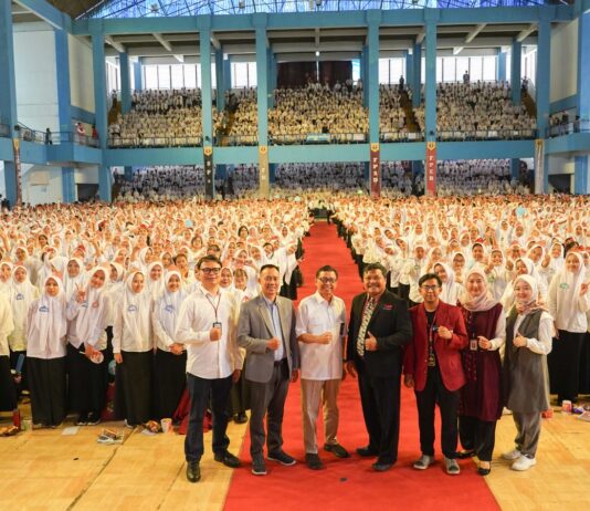 Pimpinan OJK dan petinggi Universitas berfoto bersama para mahasiswa dalam acara literasi keuangan