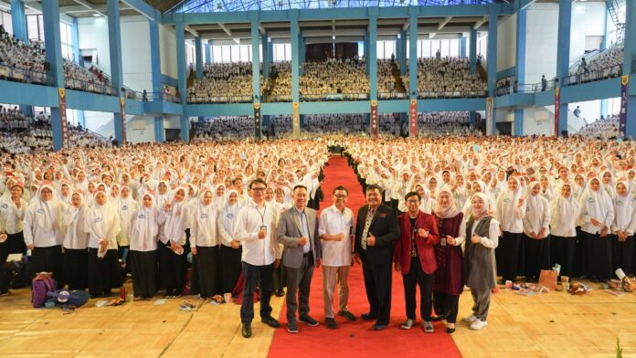 Pimpinan OJK dan petinggi Universitas berfoto bersama para mahasiswa dalam acara literasi keuangan