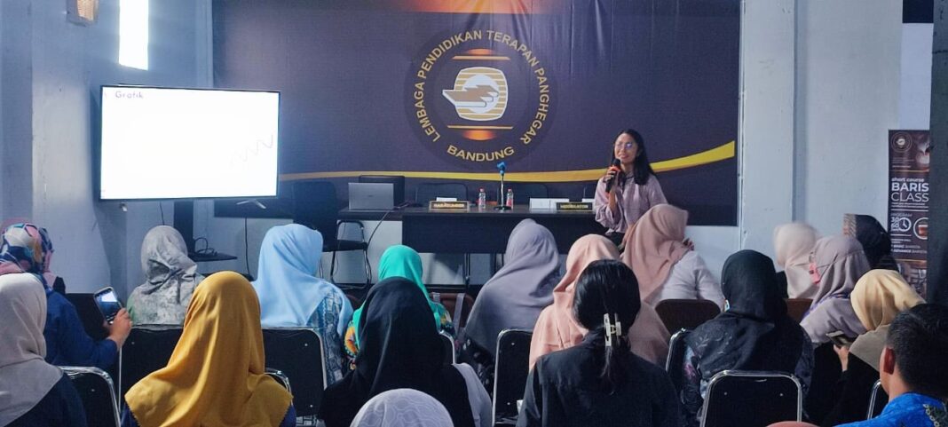 lpt seminar Direktur Operasional LKP Grafologi Indonesia, Dilla S Wahid paparkan manfaat Grafologi bagi dunia pendidikan khususnya bagi guru BK, dalam seminar “Mengenal Karakter Siswa dengan Pendekatan Graphology, selasaa 13 Agustus 2024 bertempat di LPT Panghegar Jalan Ibrahim Aji No. 11 Bandung