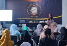 Direktur Operasional LKP Grafologi Indonesia, Dilla S Wahid paparkan manfaat Grafologi bagi dunia pendidikan khususnya bagi guru BK, dalam seminar “Mengenal Karakter Siswa dengan Pendekatan Graphology, selasaa 13 Agustus 2024 bertempat di LPT Panghegar Jalan Ibrahim Aji No. 11 Bandung