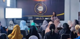 Direktur Operasional LKP Grafologi Indonesia, Dilla S Wahid paparkan manfaat Grafologi bagi dunia pendidikan khususnya bagi guru BK, dalam seminar “Mengenal Karakter Siswa dengan Pendekatan Graphology, selasaa 13 Agustus 2024 bertempat di LPT Panghegar Jalan Ibrahim Aji No. 11 Bandung