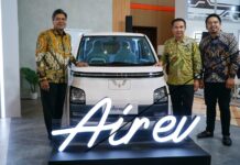 Ir.-Putu-Juli-Ardika-MA-dan-Bey-Triadi-Machmudin-S.E.-M.T.-serta-Kharismawan-Awangga-berfoto-bersama-Wuling-Air-ev-Lite-Long-Range-di-GIIAS-Bandung-2024.jpg