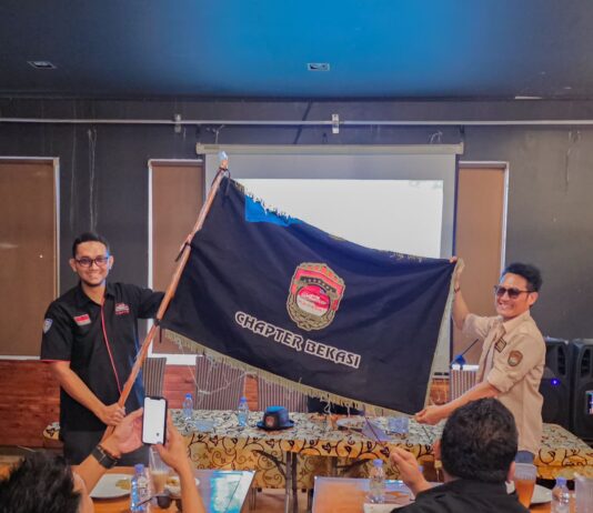 Rizki menerima bendera pengukuhan sebagai ketua ID42NER Chapter Bekasi