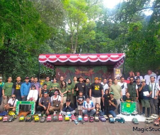 Komunitas Remote Control dan panitia Bandung Land berfoto bersama setelah kegiatan