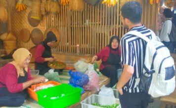 Mak-mak peracik bumbu dan sayuran sedang berbincang dengan pengunjung Pesona Kampung Sunda