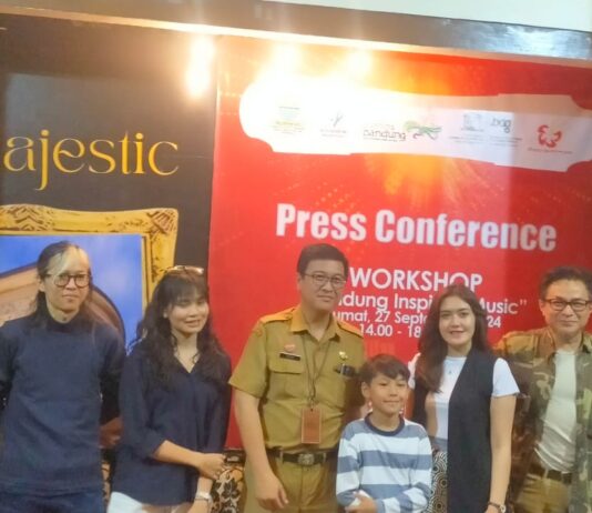 Arief Syaifudin, Kadisbudpar Bandung berfoto bersama para musisi dalam acara press release