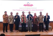 Pimpinan OJK dan lainnya berfoto bersama setelah pemberian materi untuk mahasiswa Unpad