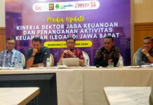 Imansyah, Kepala OJK Jabar sedang memberikan paparan media update Keuangan Jabar