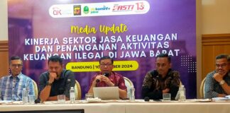 Imansyah, Kepala OJK Jabar sedang memberikan paparan media update Keuangan Jabar