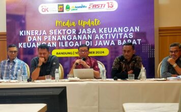 Imansyah, Kepala OJK Jabar sedang memberikan paparan media update Keuangan Jabar