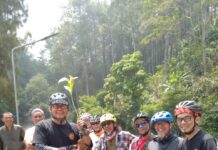 Bersama-sama peduli alam dengan menang pohon di gunung puntang banjaran