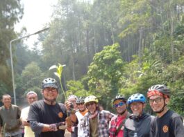 Bersama-sama peduli alam dengan menang pohon di gunung puntang banjaran