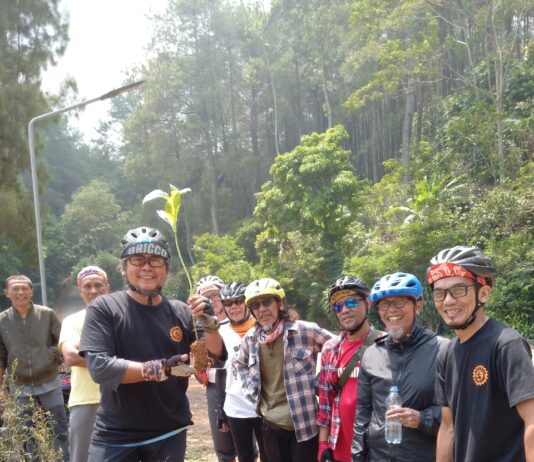 Bersama-sama peduli alam dengan menang pohon di gunung puntang banjaran