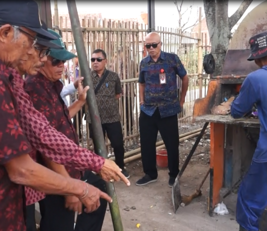 Kepala desa dari Bali berkunjung ke tempat pengolahan sampah insinerator di desa Cilampeni Kab.Bandung