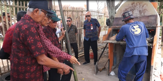 Kepala desa dari Bali berkunjung ke tempat pengolahan sampah insinerator di desa Cilampeni Kab.Bandung