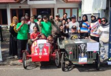 Berfoto bersama di acara event cfd Buah Batu mengenalkan kendaraan peti sabun