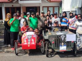 Berfoto bersama di acara event cfd Buah Batu mengenalkan kendaraan peti sabun