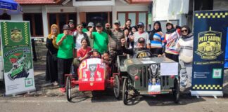 Berfoto bersama di acara event cfd Buah Batu mengenalkan kendaraan peti sabun