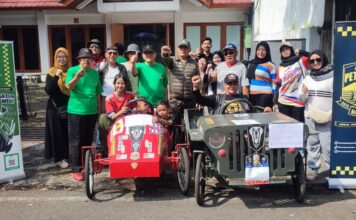 Berfoto bersama di acara event cfd Buah Batu mengenalkan kendaraan peti sabun