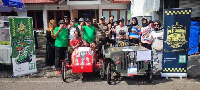 Berfoto bersama di acara event cfd Buah Batu mengenalkan kendaraan peti sabun