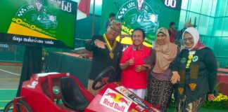 Nursalim Kadamas berfoto bersama Ceu Popong inohong kota Bandung (baju merah) bersama ketua panitia dan lainnya