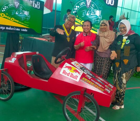 Nursalim Kadamas berfoto bersama Ceu Popong inohong kota Bandung (baju merah) bersama ketua panitia dan lainnya