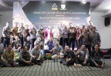 Pengurus dan anggota IPRKB Bandung berfoto bersama setelah kegiatan diskusi selesai di Grand Asrilia