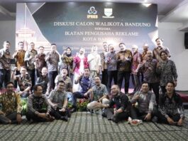 Pengurus dan anggota IPRKB Bandung berfoto bersama setelah kegiatan diskusi selesai di Grand Asrilia