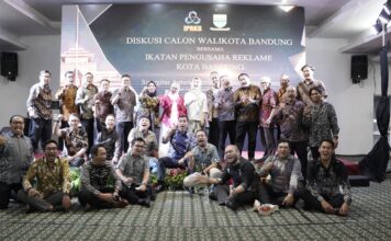 Pengurus dan anggota IPRKB Bandung berfoto bersama setelah kegiatan diskusi selesai di Grand Asrilia