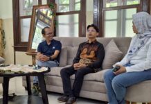 Suleksono, Manager Economic law CDC, ditemani Kadhafiah Hilmi, S.Pd., M.M., Kepala Sekolah SMK Pariwisata Telkom dan narsum MUA berikan press release untuk media