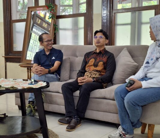 Suleksono, Manager Economic law CDC, ditemani Kadhafiah Hilmi, S.Pd., M.M., Kepala Sekolah SMK Pariwisata Telkom dan narsum MUA berikan press release untuk media