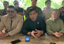 Penasihat hukum Idrus Mony SH dan tim memberikan paparan kepada awak media di Bandung Zoo perihal penyegelan