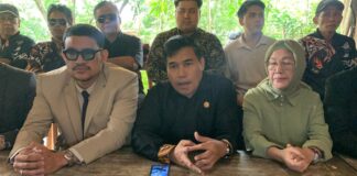 Penasihat hukum Idrus Mony SH dan tim memberikan paparan kepada awak media di Bandung Zoo perihal penyegelan