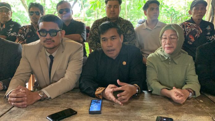 Penasihat hukum Idrus Mony SH dan tim memberikan paparan kepada awak media di Bandung Zoo perihal penyegelan