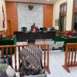 Pembacaan putusan oleh Hakim saat sidang praperadilan mendapat perhatian seksama dari penasihat hukum tergugas