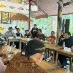 Idrus Mony duduk bersebelah dengan Budhi Agung, Penasihat Hukum Kebun BInatang berikan paparan kepada pengurus Majelis Masyarakat Sunda terkait kasus pendzoliman pengurus Yayasan Margasatwa