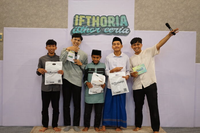 Unboxing Hadiah Untuk Santri dalam Acara Ifthoria 2025. Sumber: IBS (23/03/25)