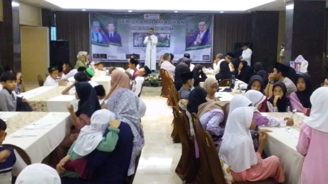 Ketua PERADI Kota Bandung berikan sambutan dalam acara bukber di Mitra Hotel Jl Supratman Bandung