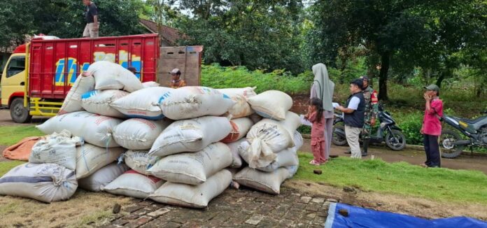 Perum Bulog Kantor Wilayah Jabar terus menyerap beras petani untuk memperkokoh stabilitas pangan. (Istimewa)