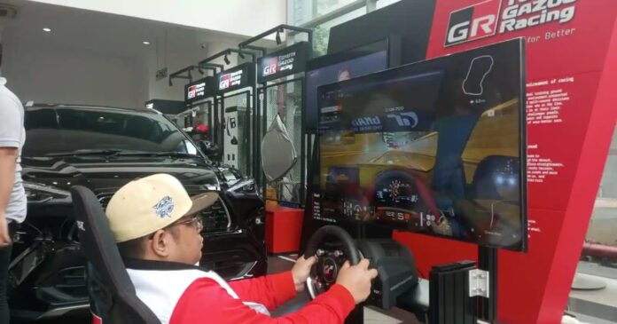 Pengunjung GR Zone Auto2000 menjajal game racing simulator. (Instagram)